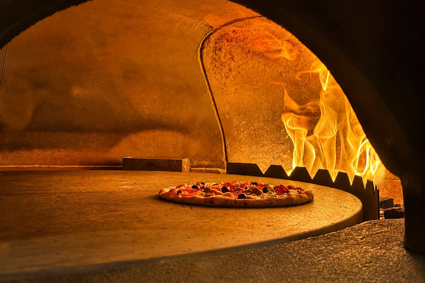 Pizza dal forno a legna della Pizzeria Avalon